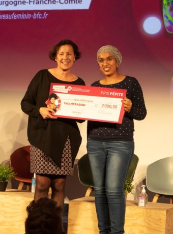 Pascale Brenet remet le chèque à Safa Meraghni, lauréate du prix PEPITE