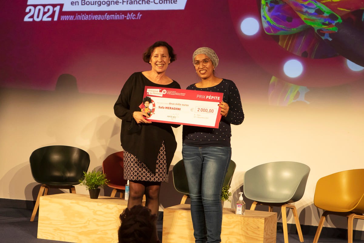 Pascale Brenet remet le chèque à Safa Meraghni, lauréate du prix PEPITE